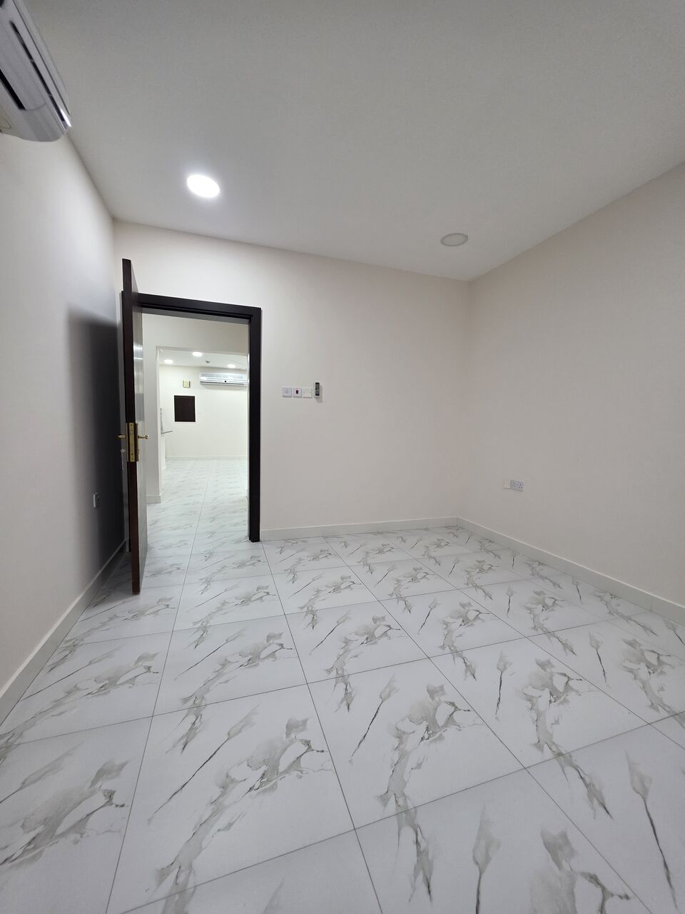 Juffair, Apartments, Flats, Houses & Villas, BHD 230/month,  2 BR,  #2BATHROOM Hall Kitchen Open Electricity Bill Payment Semi Furnished Car Parking