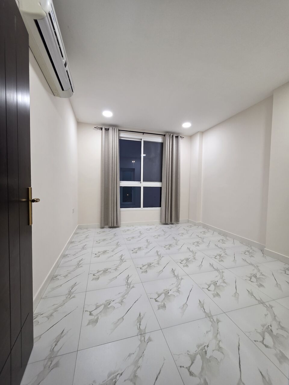 Juffair, Apartments, Flats, Houses & Villas, BHD 230/month,  2 BR,  #2BATHROOM Hall Kitchen Open Electricity Bill Payment Semi Furnished Car Parking