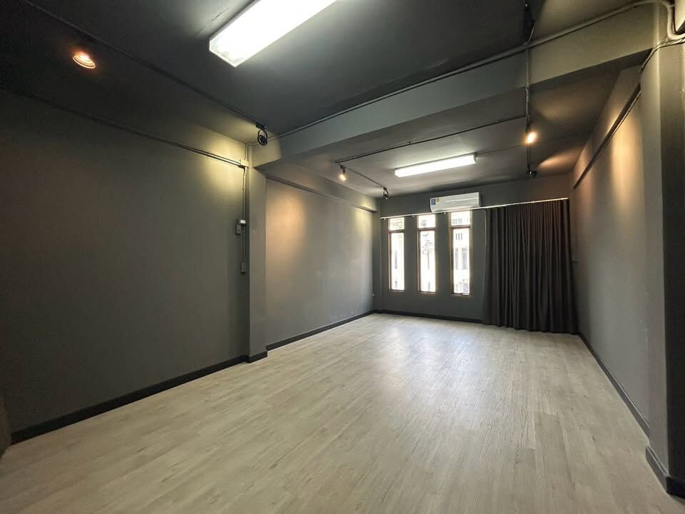 Bangkok, Villas, THB 60000,  17 Sq. Feet,  ให้เช่าอาคารพาณิชย์  โครงการ Ekamai Complex   ย่า