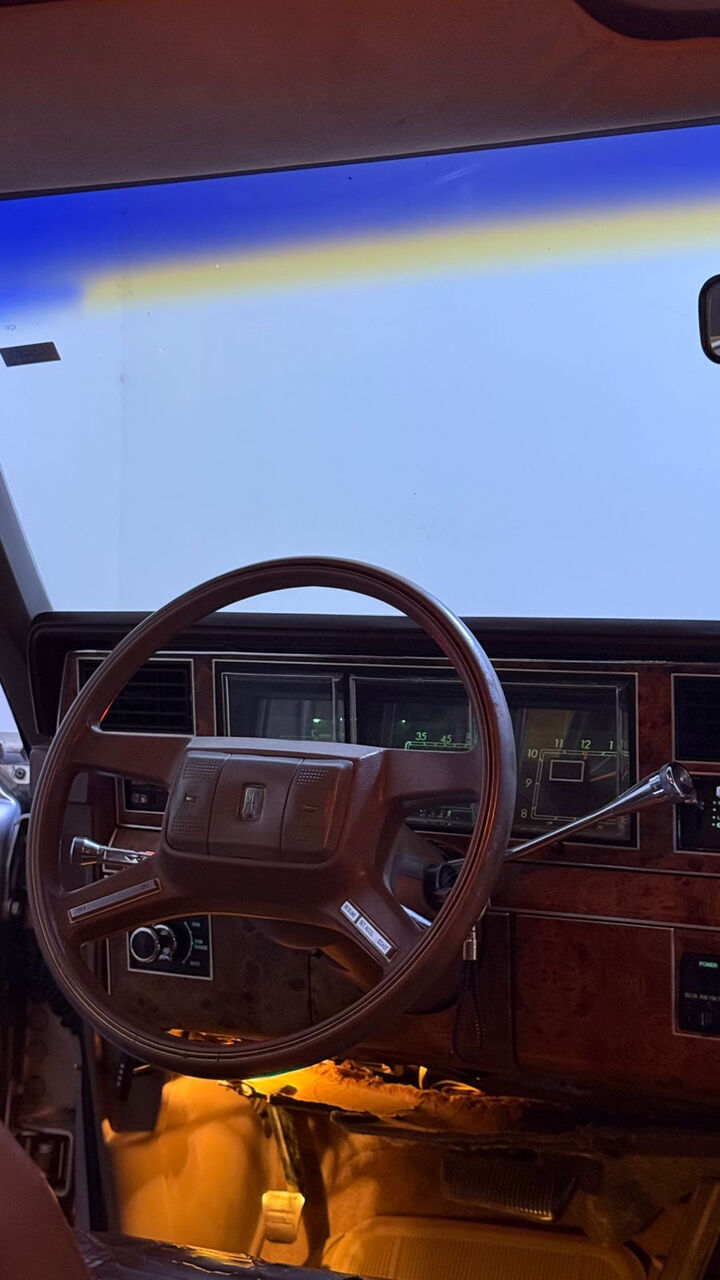 Riyadh, Vehicles, Cars & Trucks , SAR 60000,  Lincoln Town Car,  1987,  Automatic,  69000 KM,  Classic   For Sale