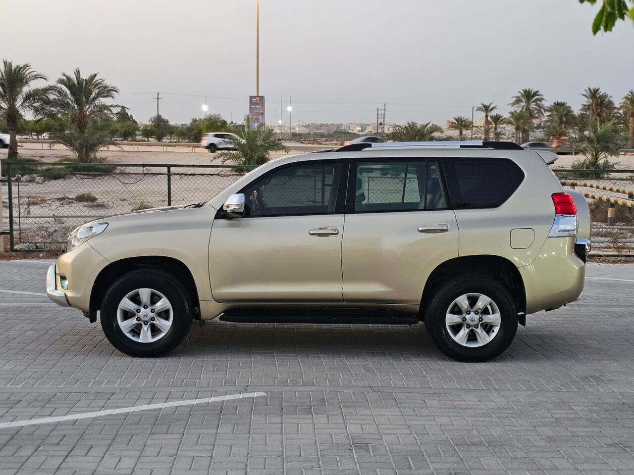 Riffa, Vehicles, Cars & Trucks , BHD 5800,  Toyota Prado,  2011,  Automatic,  195000 KM,    TXL V6 - 195K KM Only - Pass & Insr 31st March 27 - 5800 BD