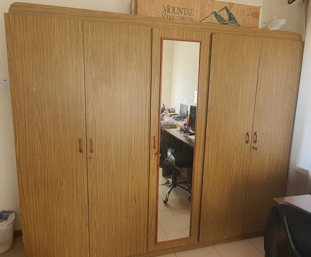 Manama, Household Items, Bahrain Gas Cylinder, Round Dining Table, 8 Seater Dining Table,etc..