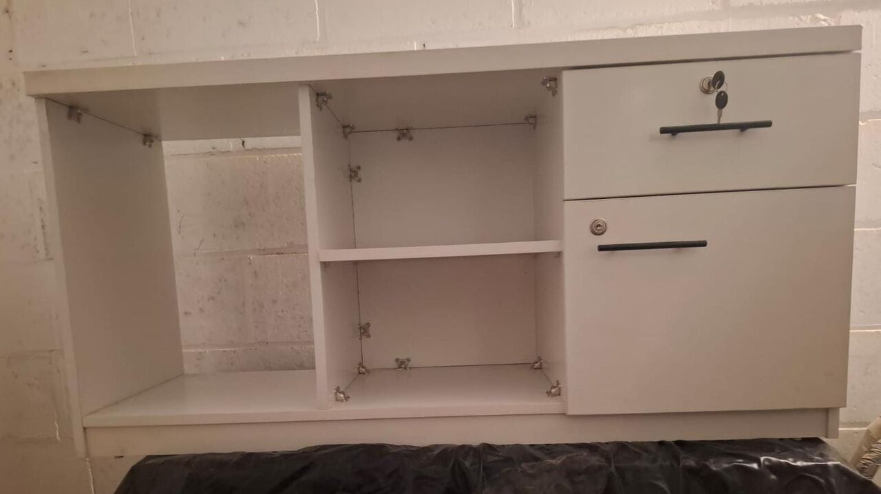 Dammam, Air Conditioners, ALMOST NEW SPLIT AC AND OFFICE TABLE CHAIR AND CARPET-WHATSAPP ONLY AT 0542627547