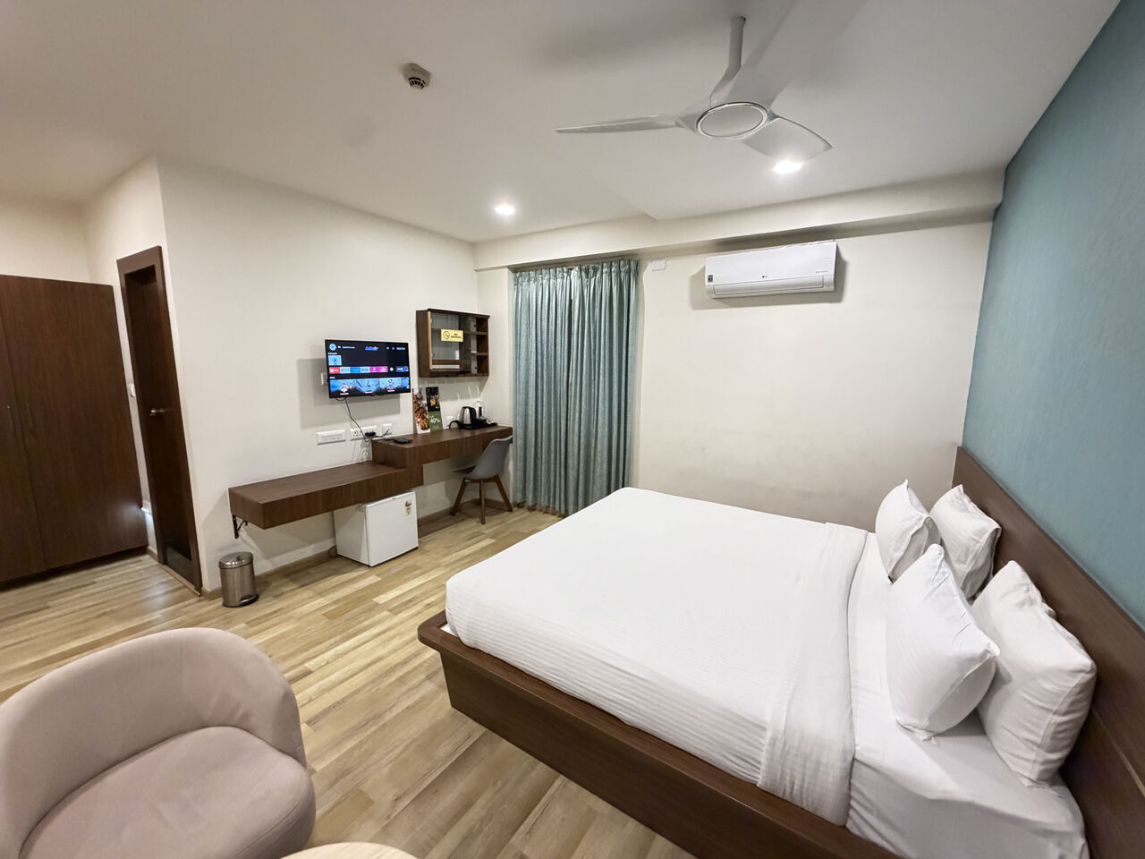 Mumbai, Restaurants, Best Hotel Stay In KHB Colony, 5th Block, Koramangala - Santrina