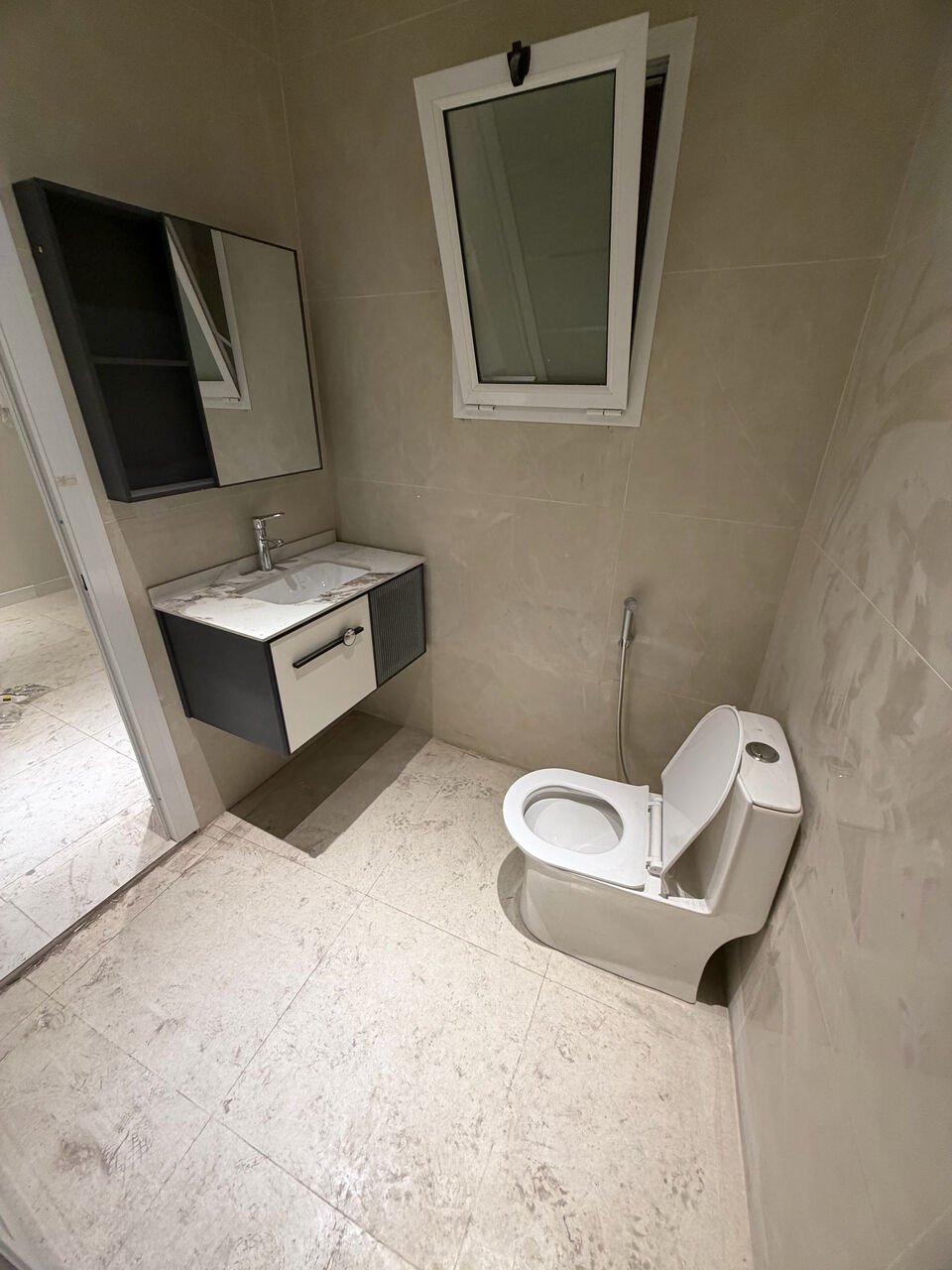 Salmaniya, Apartments, Flats, Houses & Villas, BHD 150/month,  1 BR,  1 Bedroom Flat For Rent With Ewa