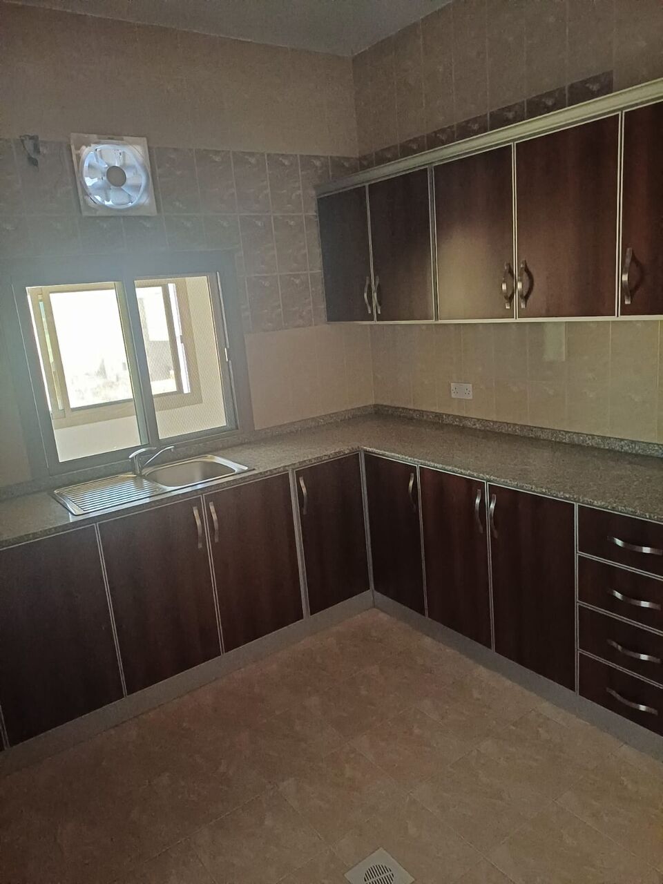 Manama, Offices, BHD 400,  4 Rooms Spacious Commercial Flat With Parking And Lift
