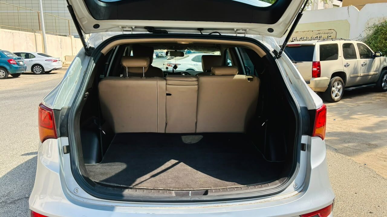 Jeddah, Vehicles, Cars & Trucks , SAR 62000,  Hyundai Santa Fe,  2017,  Automatic,  156000 KM,  Excellent Condition, Silver, AWD, AT