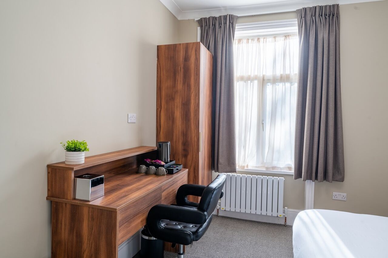 London, Travel, Hotels By River Thames In Maidenhead