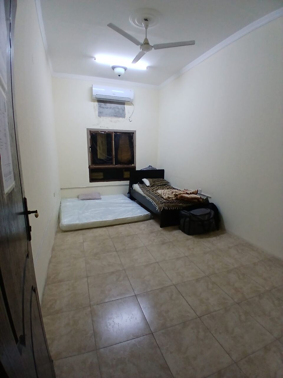 Manama, Apartments, Flats, Houses & Villas, BHD 35/month,  2 BR,  Bed Space Available In 2 Rooms Flat With Hall Ac And Washroom Kitchen With Ewa