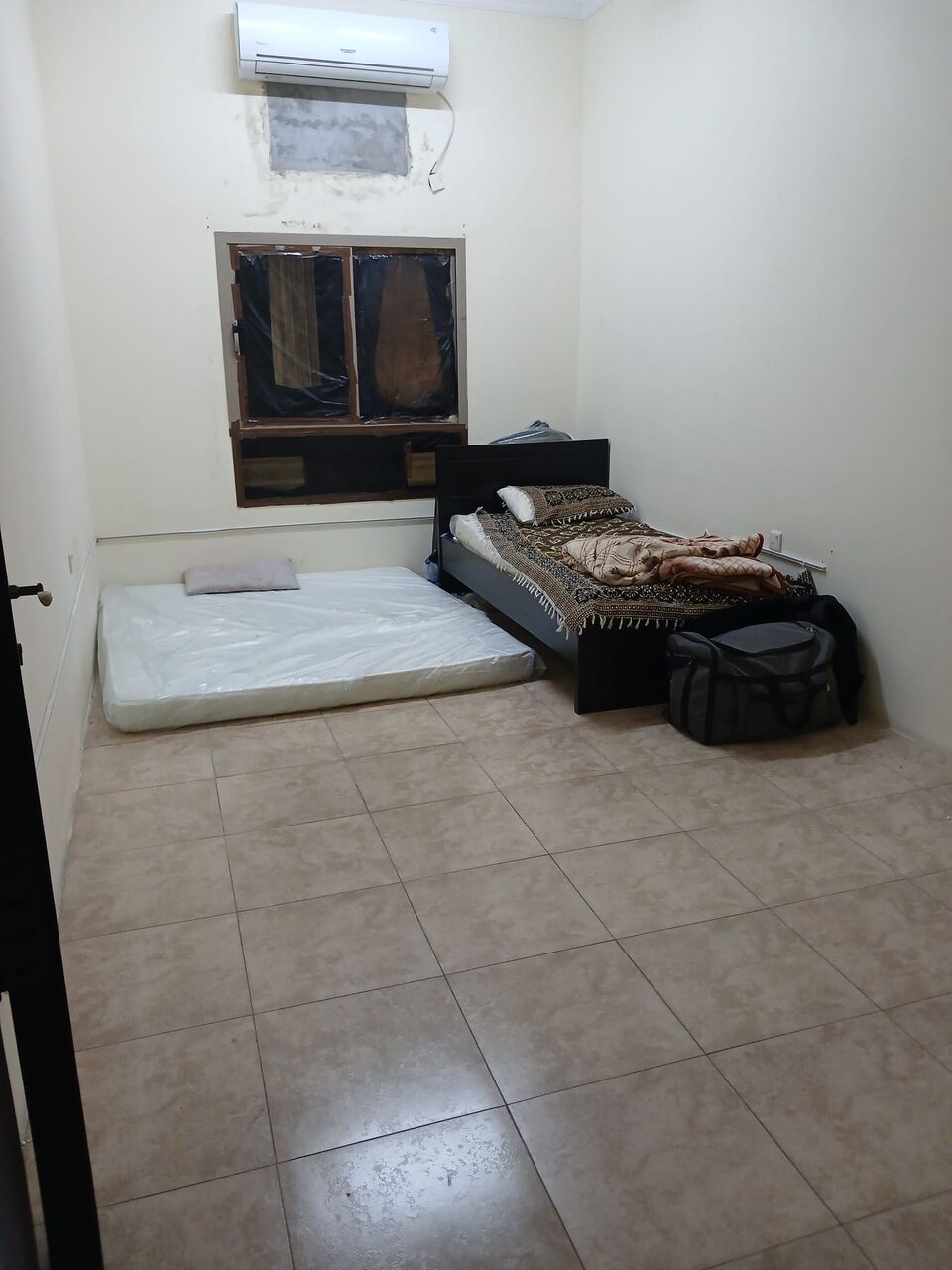 Manama, Apartments, Flats, Houses & Villas, BHD 35/month,  2 BR,  Bed Space Available In 2 Rooms Flat With Hall Ac And Washroom Kitchen With Ewa