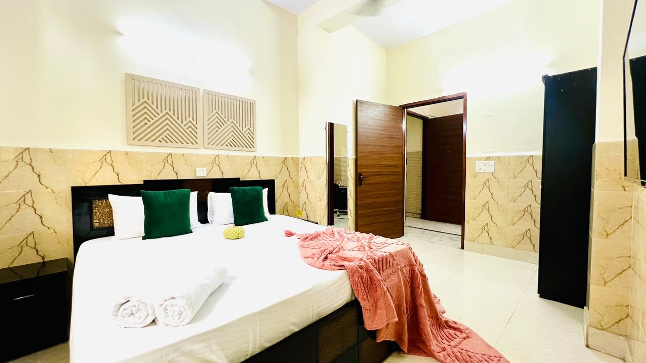 Rohini, Apartments, Flats, Houses & Villas, INR 5600/day,  2 BR,  1100 Sq. Feet,  Classified AD