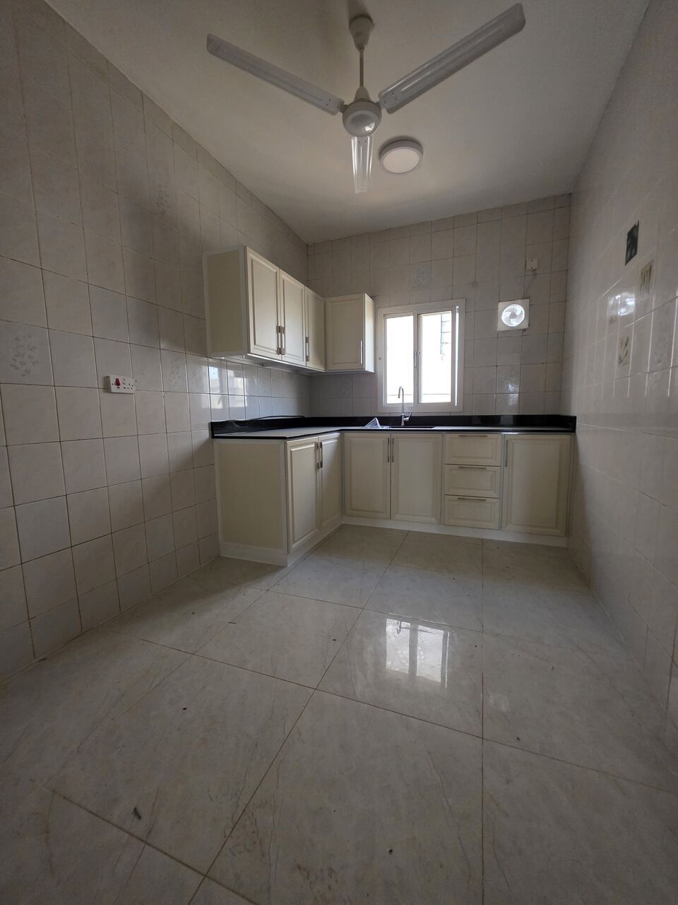 Zinj, Apartments, Flats, Houses & Villas, BHD 170/month,  2 BR,  @2BATHROOM Hall Kitchen Without Electricity Car Parking