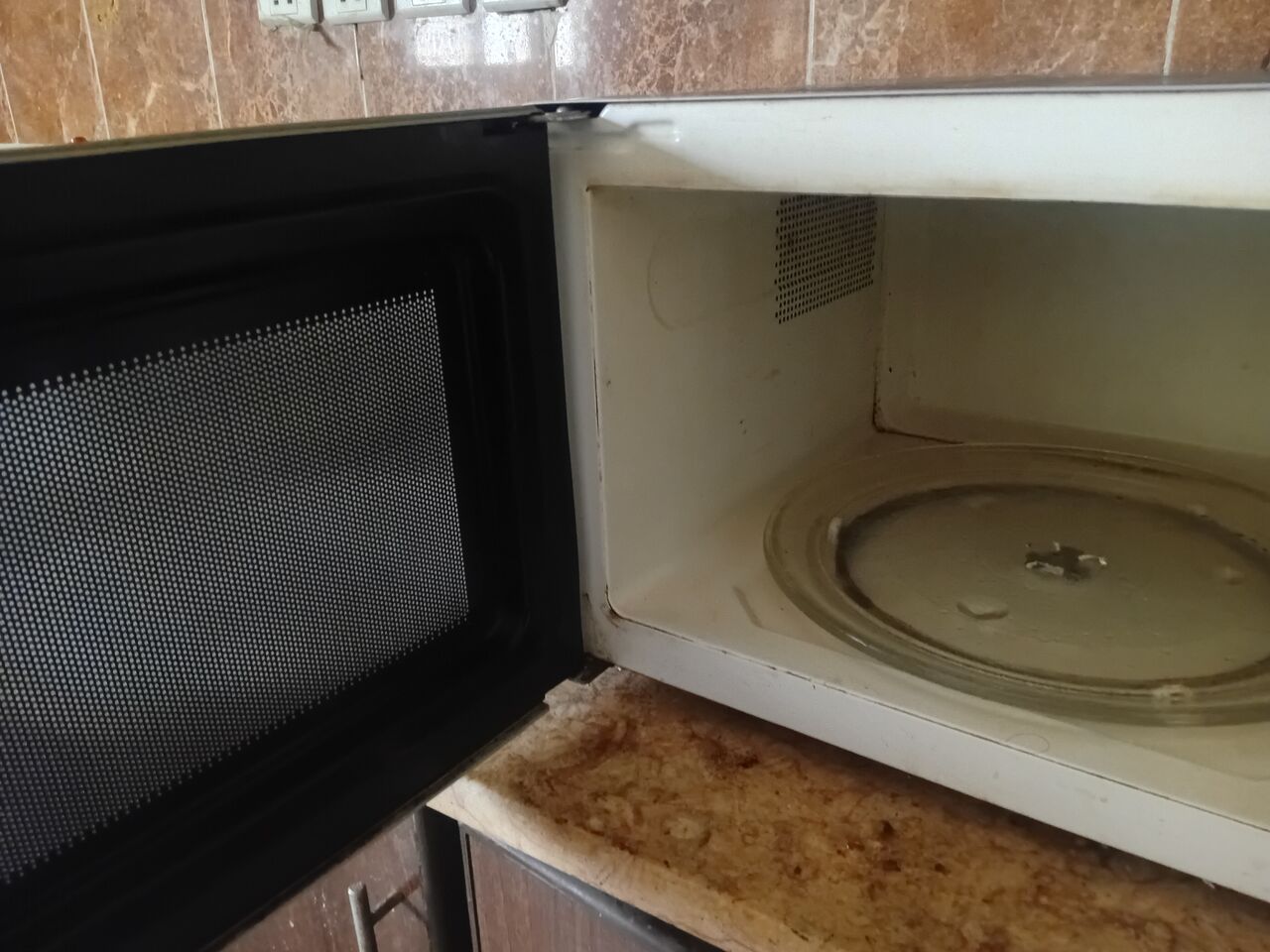 Al Hamadaniyyah, Appliances, SAR 275,  Big Microwave In Excellent Working Condition With Preset Cooking And Reheat Options