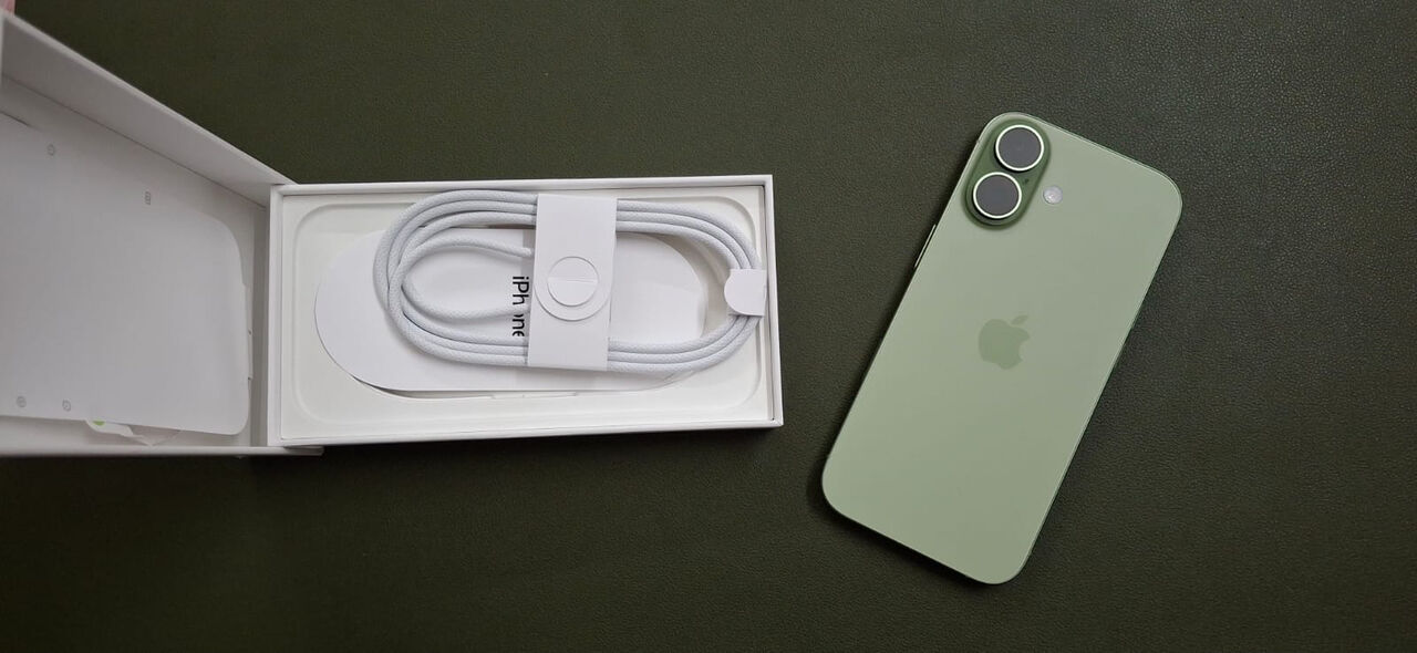 Riyadh, Mobile Phones, SAR 3399,  Used IPhone 17 256 GB - ESim - Middle East - Sage Green - Almost New Condition For Sell