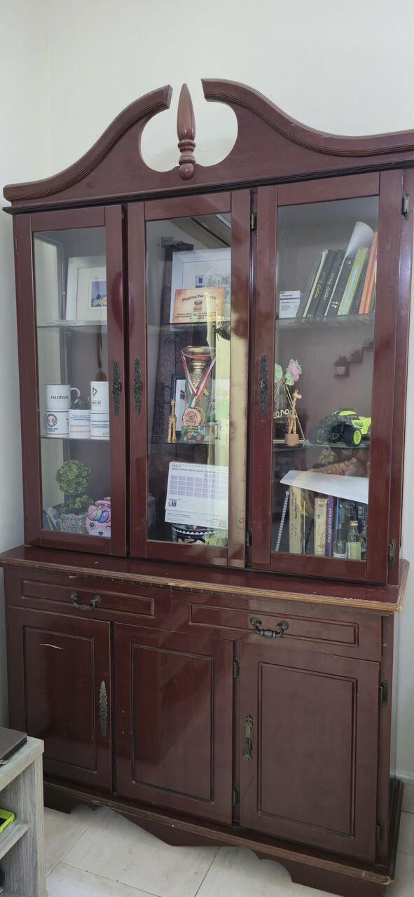 Manama, Furniture, BHD 55,  8 To 10 Seater Large Sofaset, Dinning Table & Other Items For Sale In Good Condition.