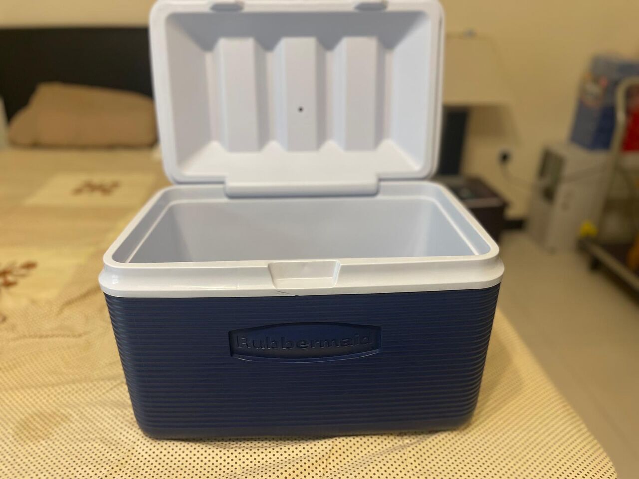 Manama, Household Items, BHD 12,  Rubbermaid Cooler 32.2L Large And Strong (brand New)