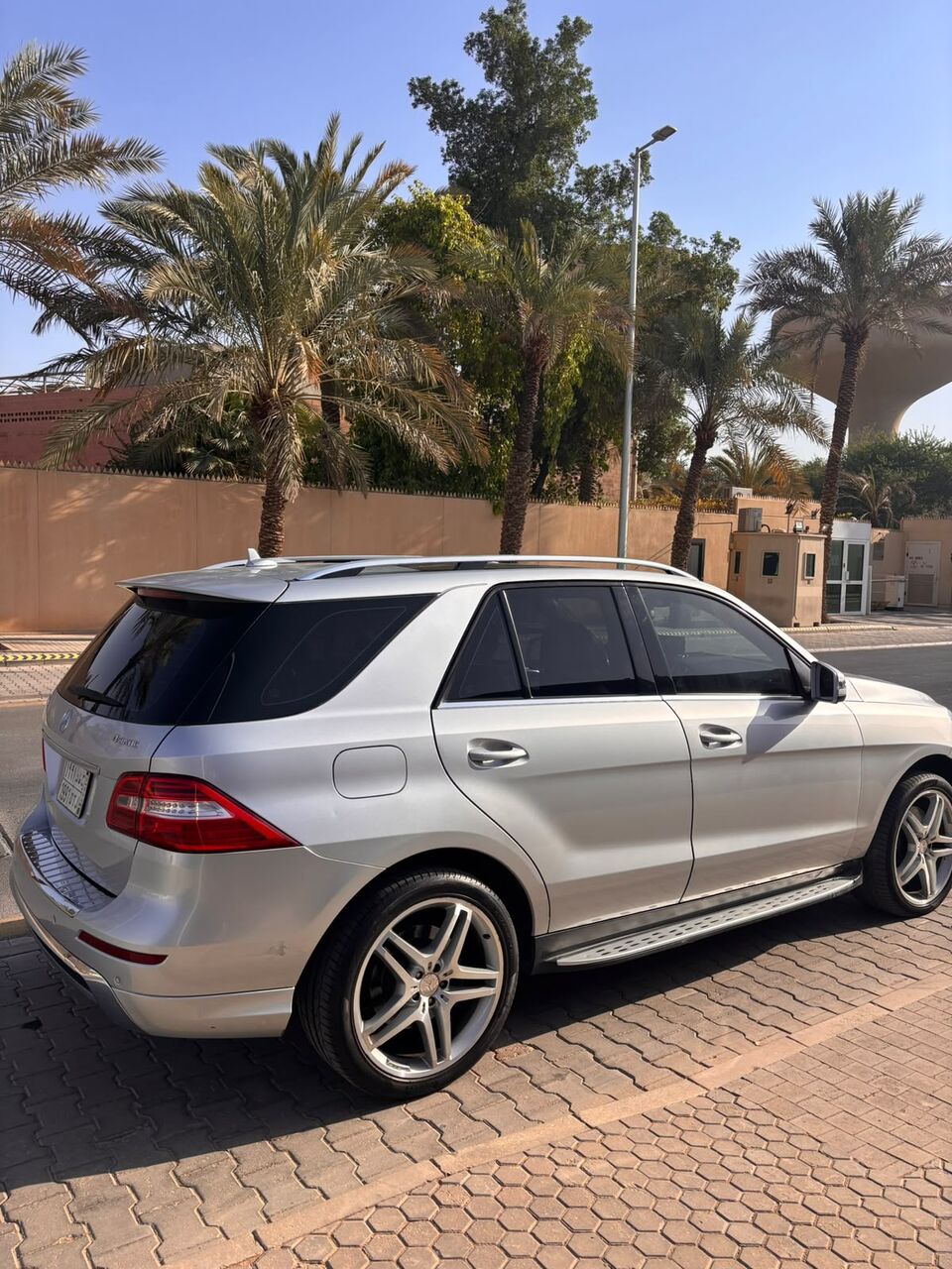 Riyadh, Vehicles, Cars & Trucks , SAR 65000,  Mercedes-Benz ML 350 4MATIC,  2014,  Manual,  140500 KM,    &ndash; AMG Line &ndash; Silver &ndash; 140,000 Km