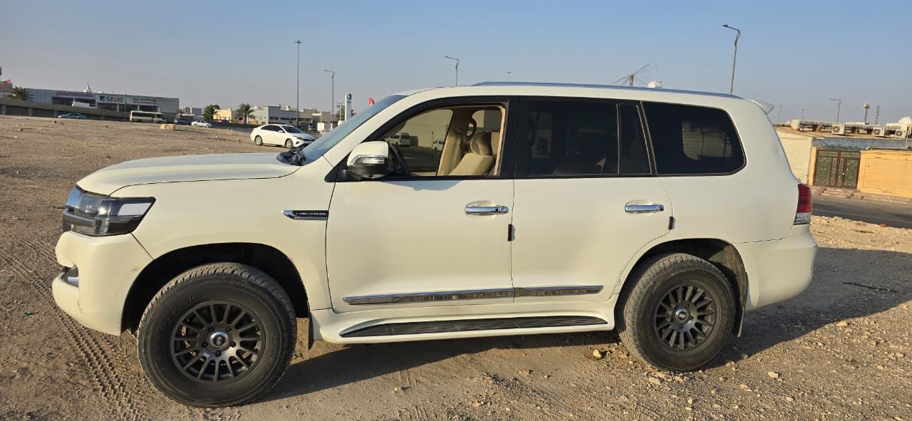 Riyadh, Vehicles, Cars & Trucks , SAR 120,  Toyota Land Cruiser 200,  2015,  Automatic,  300 KM,  Landcruiser