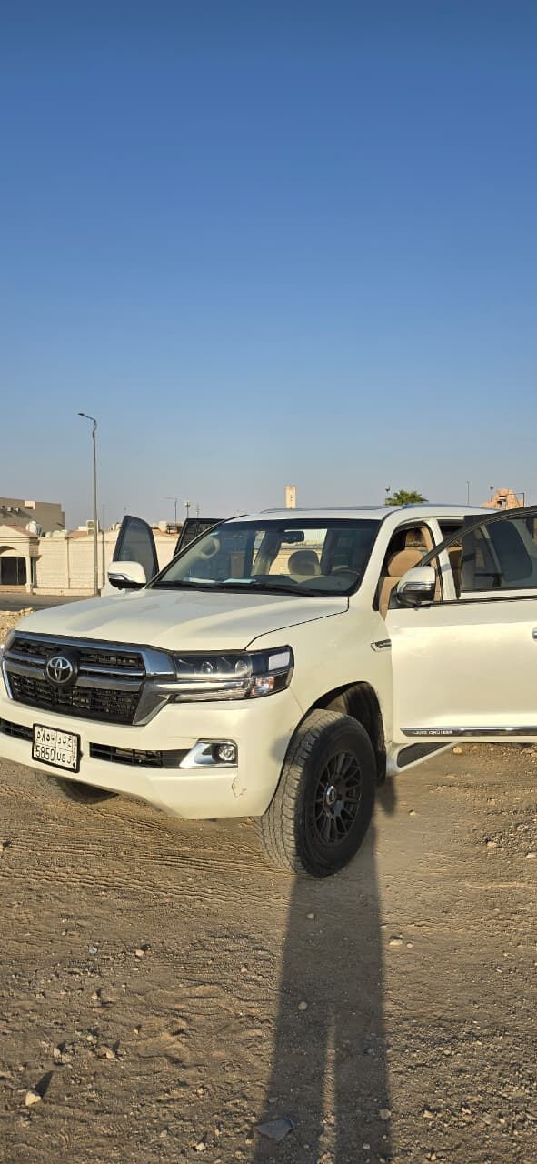 Riyadh, Vehicles, Cars & Trucks , SAR 120,  Toyota Land Cruiser 200,  2015,  Automatic,  300 KM,  Landcruiser
