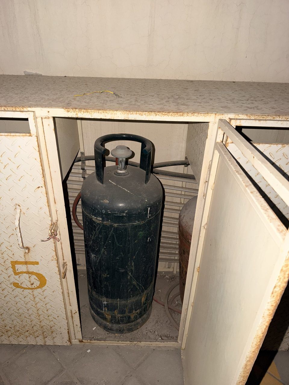 Adliya, Household Items, BHD 28,  Urgent Sale - Bahrain Gas Cylinder With Regulator - Adliya