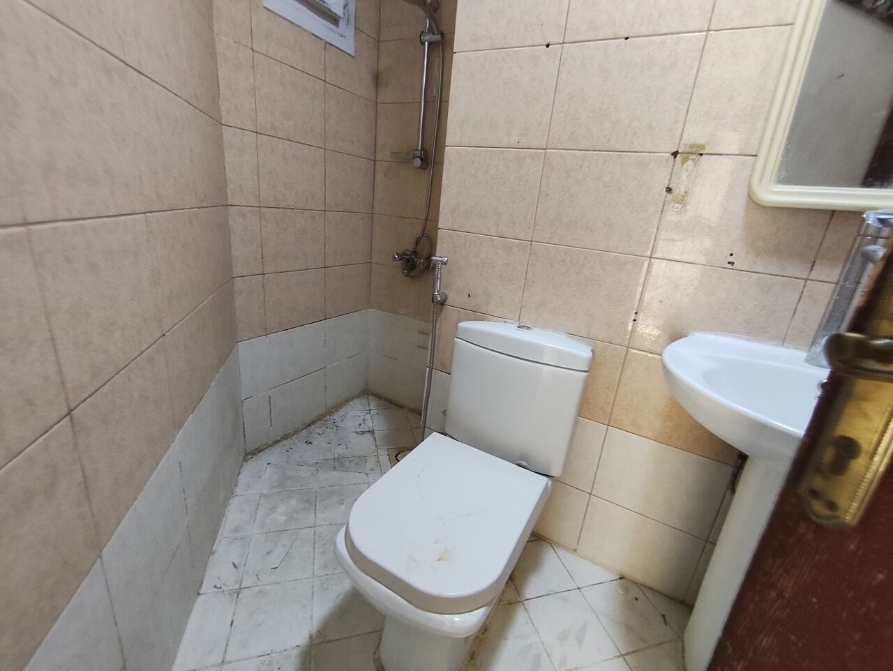 Salmaniya, Apartments, Flats, Houses & Villas, BHD 150/year,  1 BR,  Salmaniya:- Rooftop 1Bhk Unfurnished Flat On Rent With Unlimited Ewa..