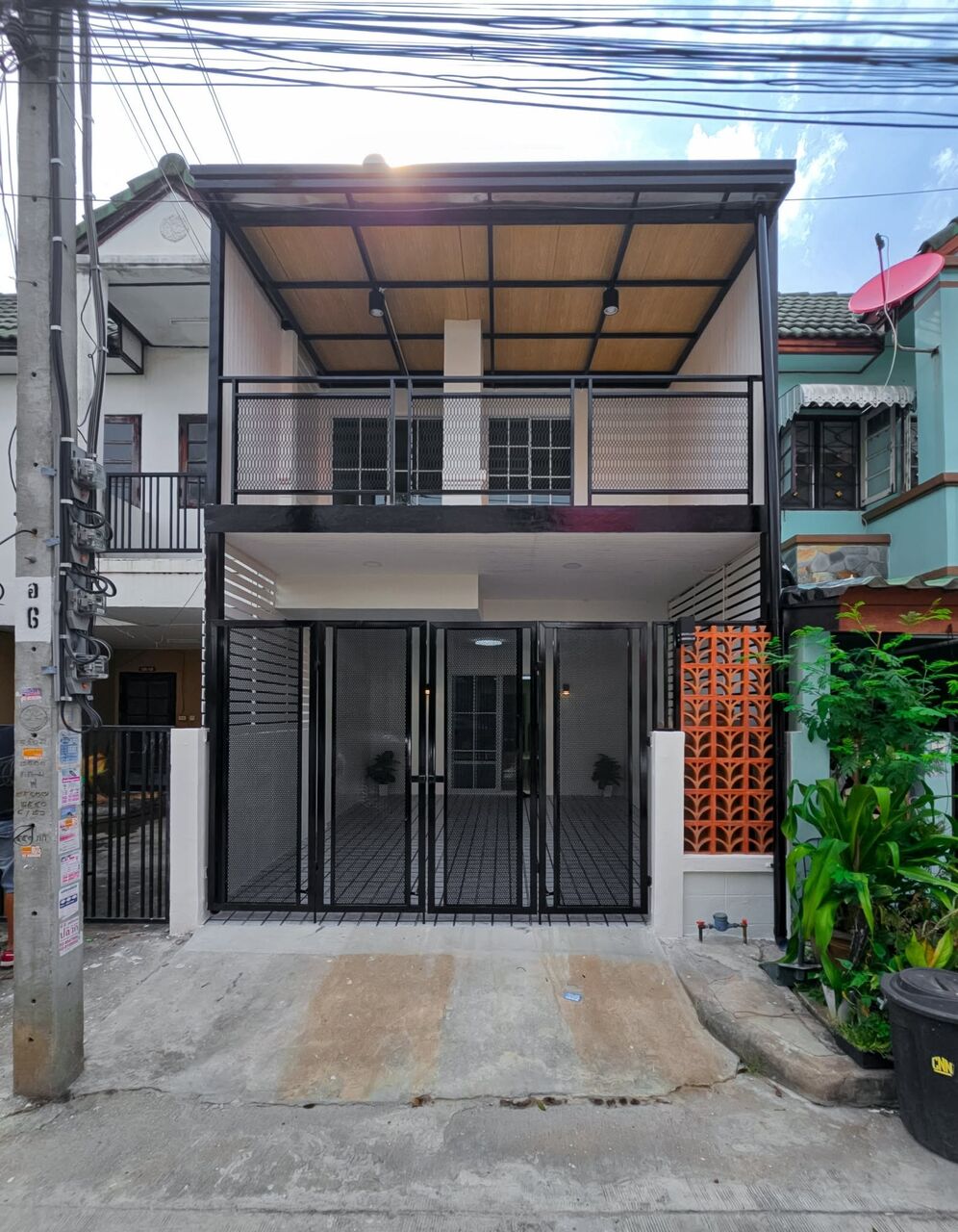 Bangkok, Real Estate For Sale, THB 1890000,  3 BR,  17 Sq. Feet,  Beautiful Newly Renovated 2 Storey Townhouse Located In Bang Yai - Bang Bua Thong, Near