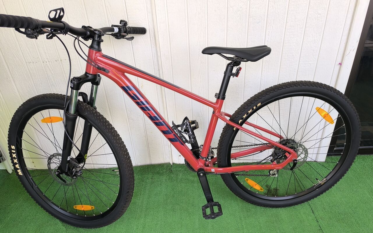 Jubail, Bicycles, SAR 2700,  Giant Talon 2 Mountain Bike &ndash; Excellent Condition + Accessories
