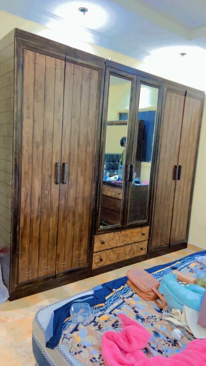 Jeddah, Furniture, SAR 1700,  Post Title: Pristine 6-Piece King Bedroom Suite - Rich Dark Chocolate Brown
