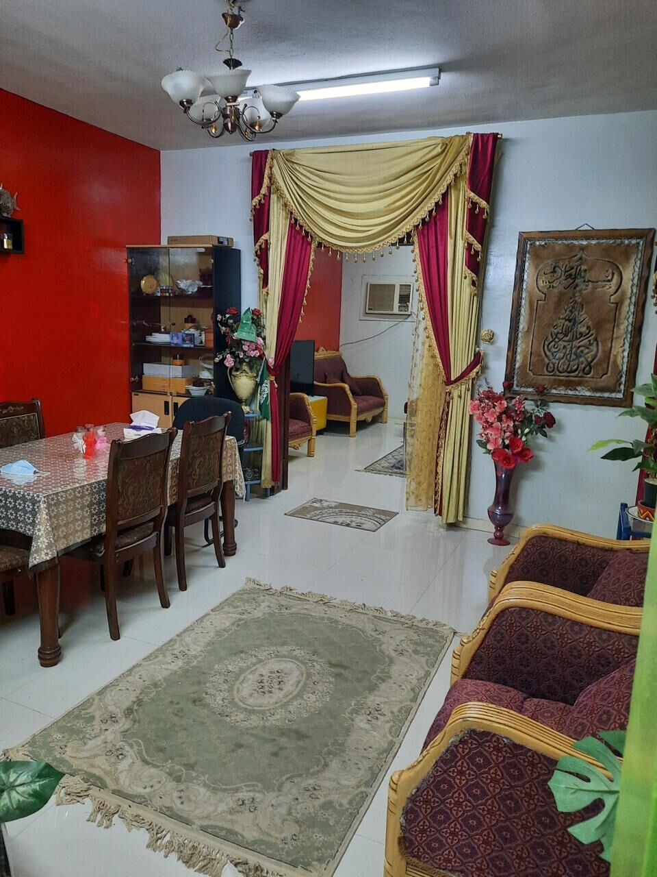 Al Batha, Apartments, Flats, Houses & Villas, SAR 20750/year,  4 BR,  4 BR Hall Kitchen Flat For Rent, Household Items Must Go With The Flat.