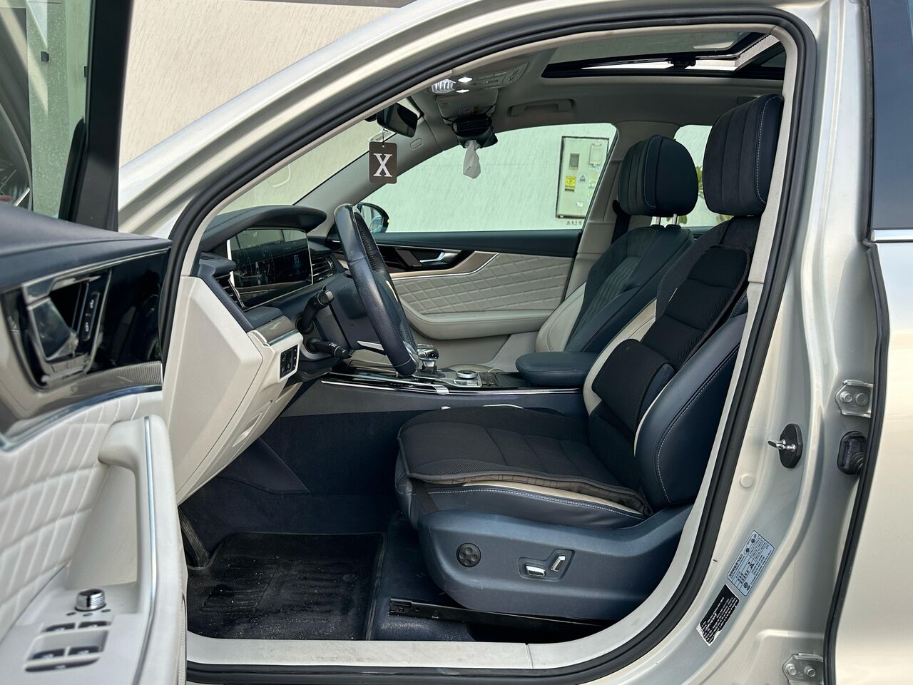 Riyadh, Vehicles, Cars & Trucks , SAR 58000,  Hongqi HS5 40 TD Turbo Charged Fully Loaded,  2021,  Automatic,  202000 KM,    With Panorama Sunroof N AWD For Sales