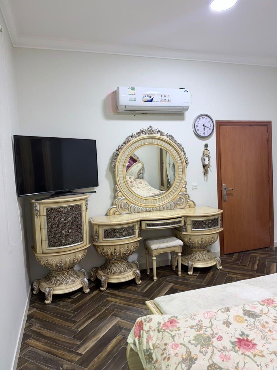 Riyadh, Furniture, SAR 1100,  Luxury King-Size Bedroom For Sale &ndash; Excellent Condition