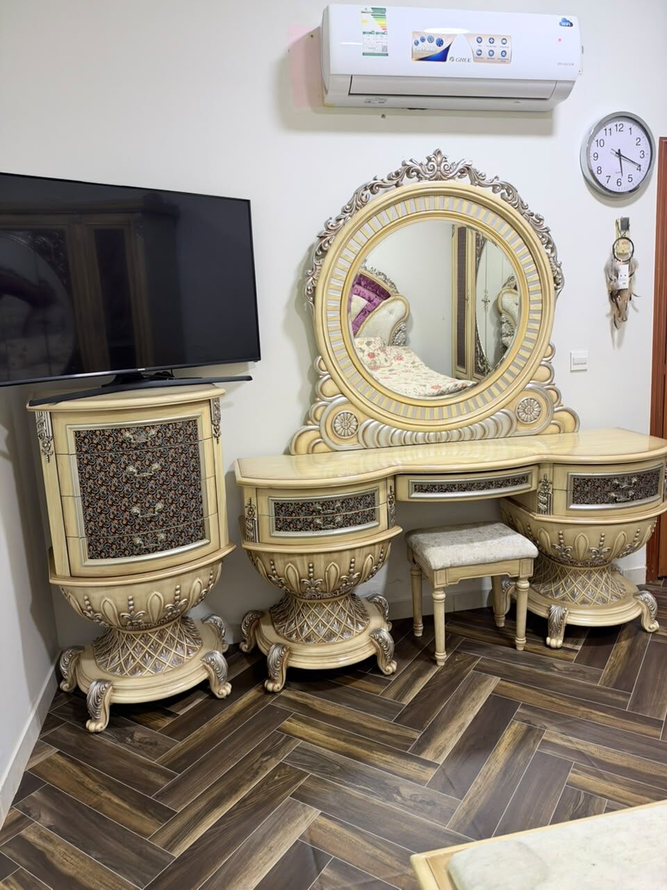 Riyadh, Furniture, SAR 1100,  Luxury King-Size Bedroom For Sale &ndash; Excellent Condition