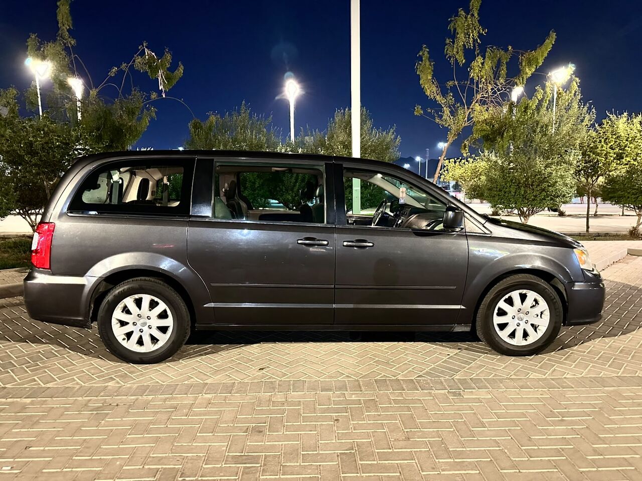 Riyadh, Vehicles, Cars & Trucks , SAR 30000,  Chrysler Grand Voyager,  2016,  Automatic,  156000 KM,    (Half Full Option) ✅ Second Owner ✅ Genuine Agency Vehicle