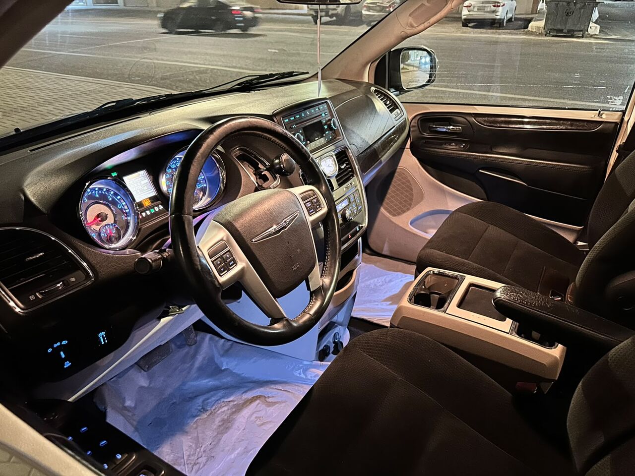 Riyadh, Vehicles, Cars & Trucks , SAR 30000,  Chrysler Grand Voyager,  2016,  Automatic,  156000 KM,    (Half Full Option) ✅ Second Owner ✅ Genuine Agency Vehicle