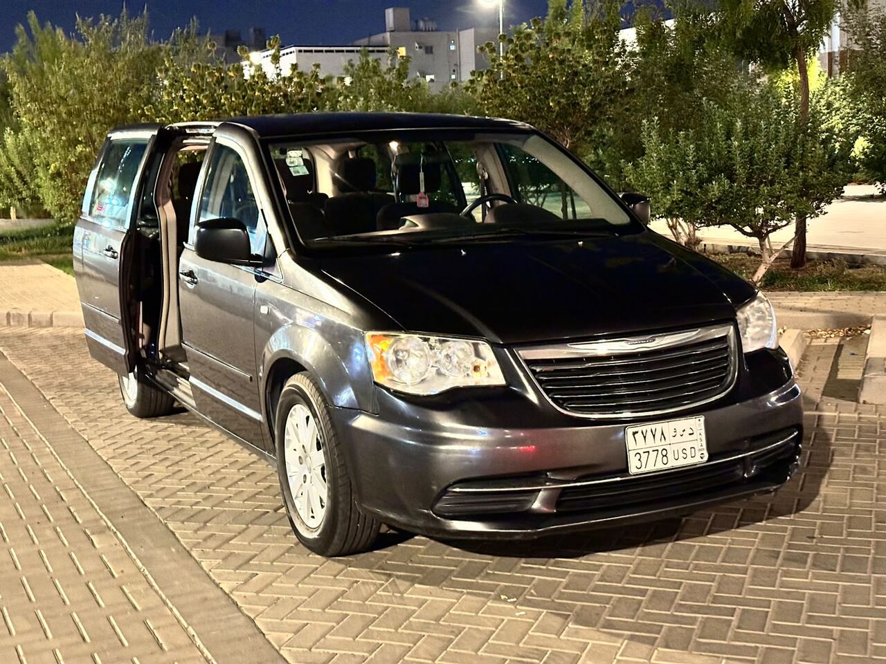 Riyadh, Vehicles, Cars & Trucks , SAR 30000,  Chrysler Grand Voyager,  2016,  Automatic,  156000 KM,    (Half Full Option) ✅ Second Owner ✅ Genuine Agency Vehicle