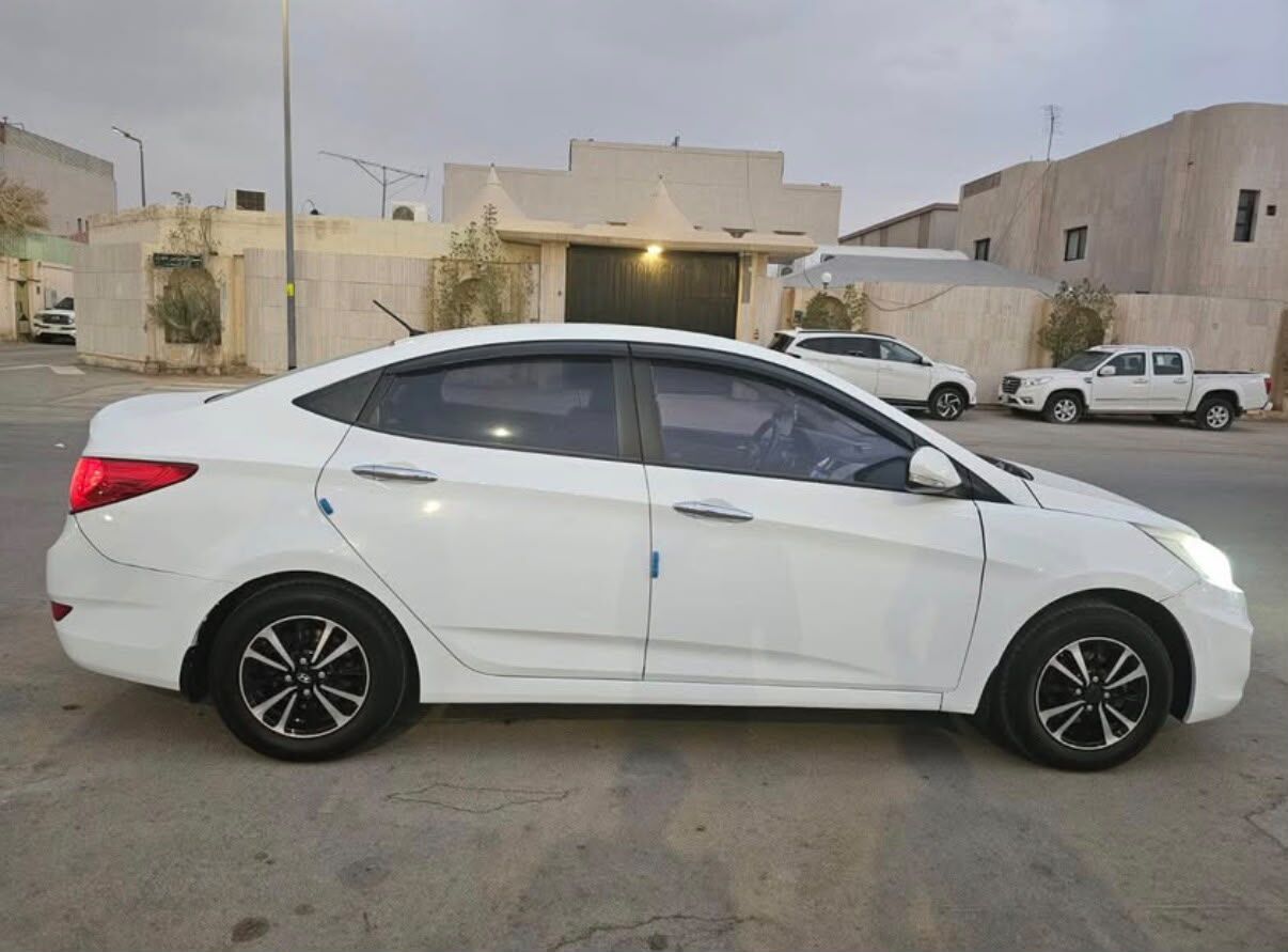 Riyadh, Vehicles, Cars & Trucks , SAR 19500,  2017,  2017,  Automatic,  304000 KM,  For Sale:  Hyundai Accent, White Exterior, With 304,000 Km On The Odometer.
