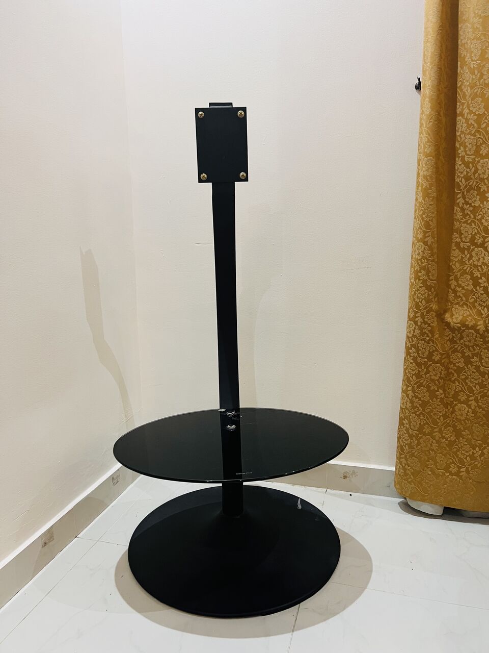 East Riffa, Furniture, BHD 10,  Modern TV Stand With Tempered Glass Shelf & Heavy Base &ndash; Excellent Condition