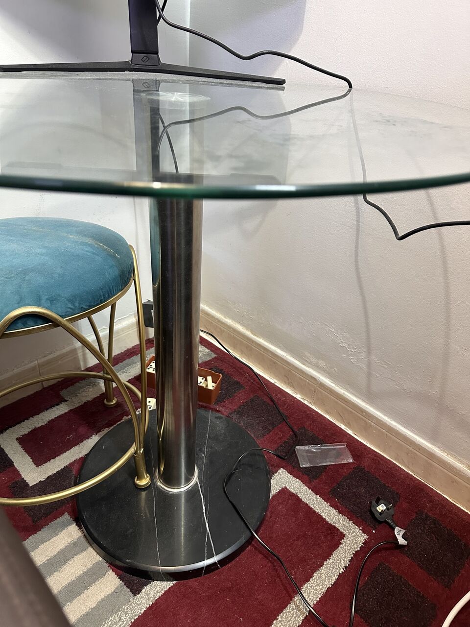 Al Malaz, Furniture, SAR 350,  Glass Dining Table With Four Chairs