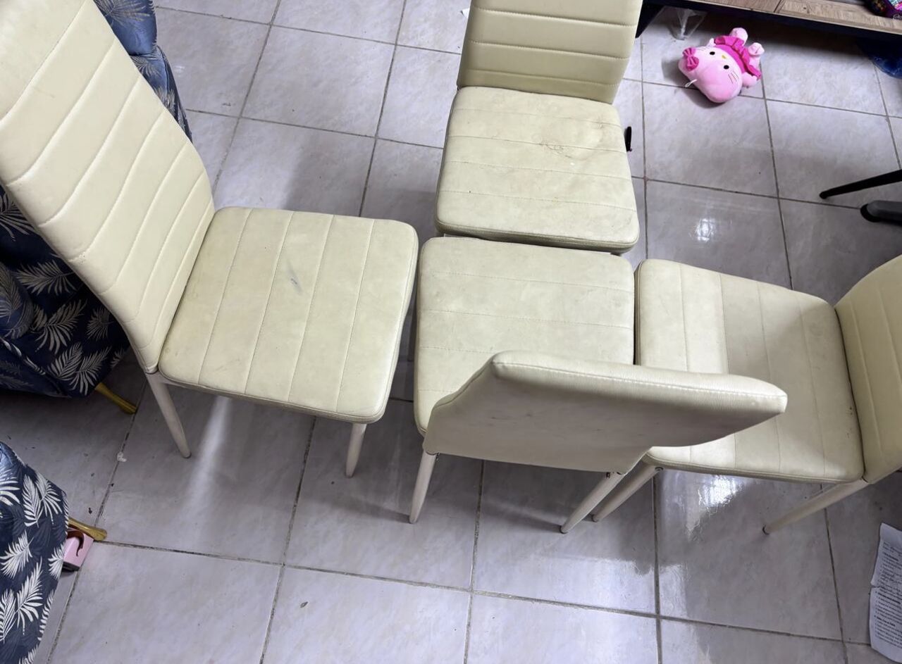 Al Malaz, Furniture, SAR 350,  Glass Dining Table With Four Chairs