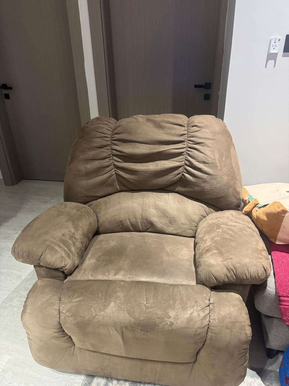 Dammam, Household Items, SAR 215,  Recliner Chair Good Condition (sofa) -215