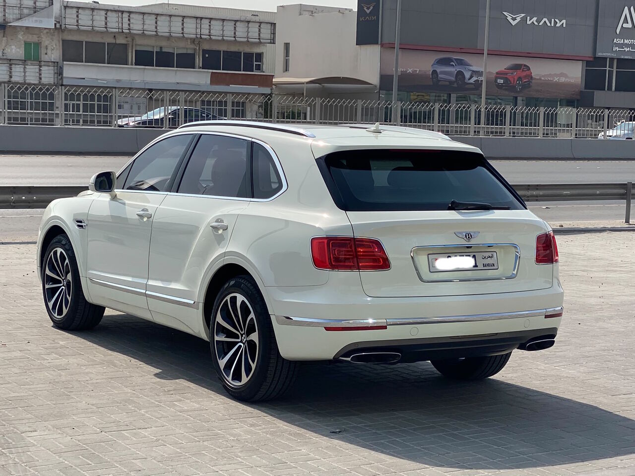 Manama, Vehicles, Cars & Trucks , BHD 21900,  Bentley Bentayga,  2017,  Automatic,  126200 KM,    (White)