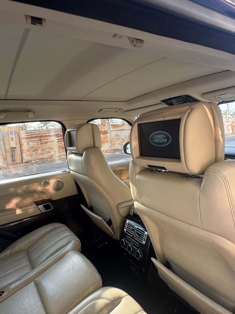 Riyadh, Vehicles, Cars & Trucks , SAR 107000,  Land Rover Range Rover VOGUE,  2016,  Automatic,  132000 KM,