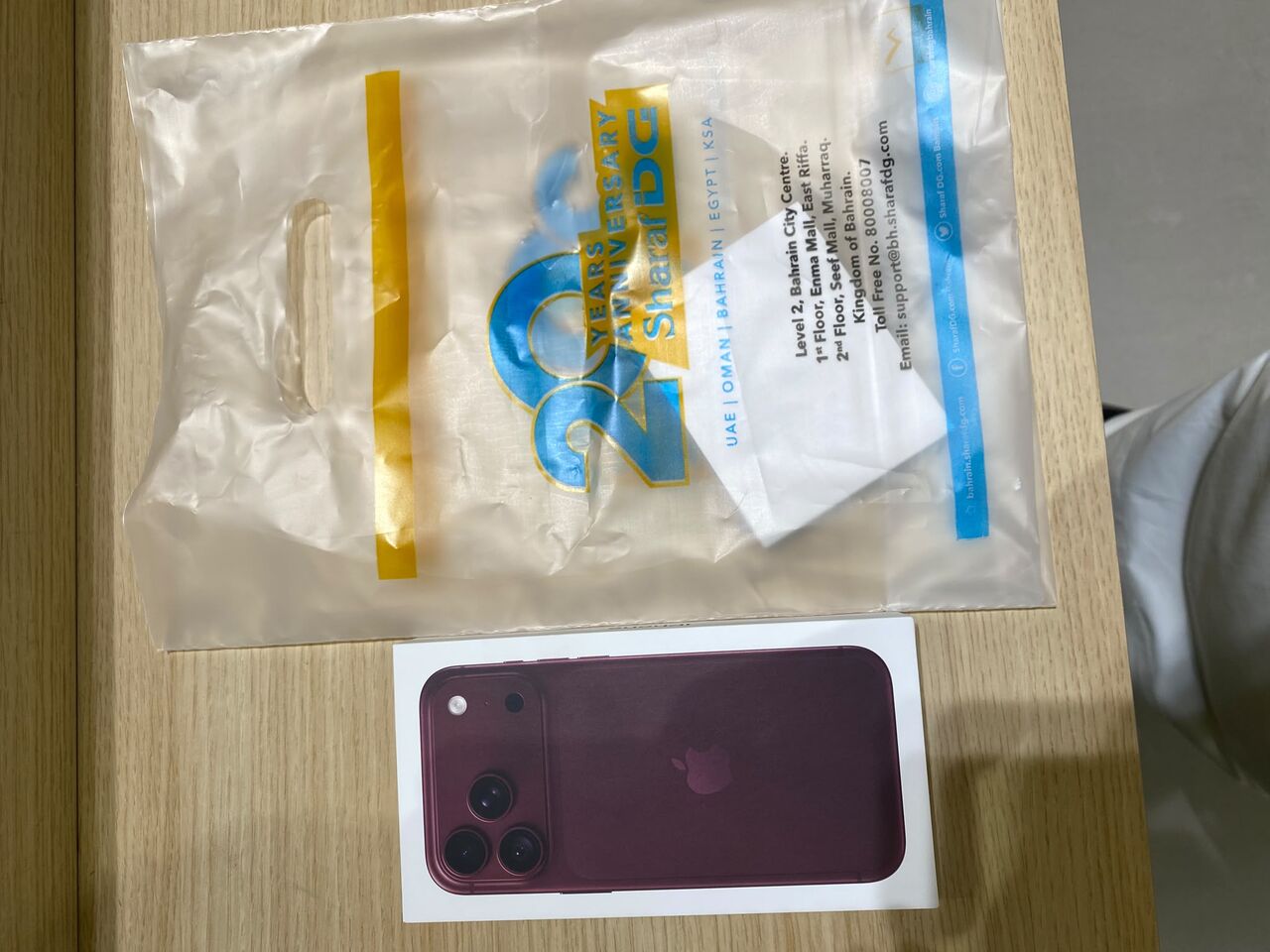 Muharraq, Mobile Phones, BHD 645,  Iphone 18 Pro Max 256 GB Burgundy Color From Sharf DG Bahrain
