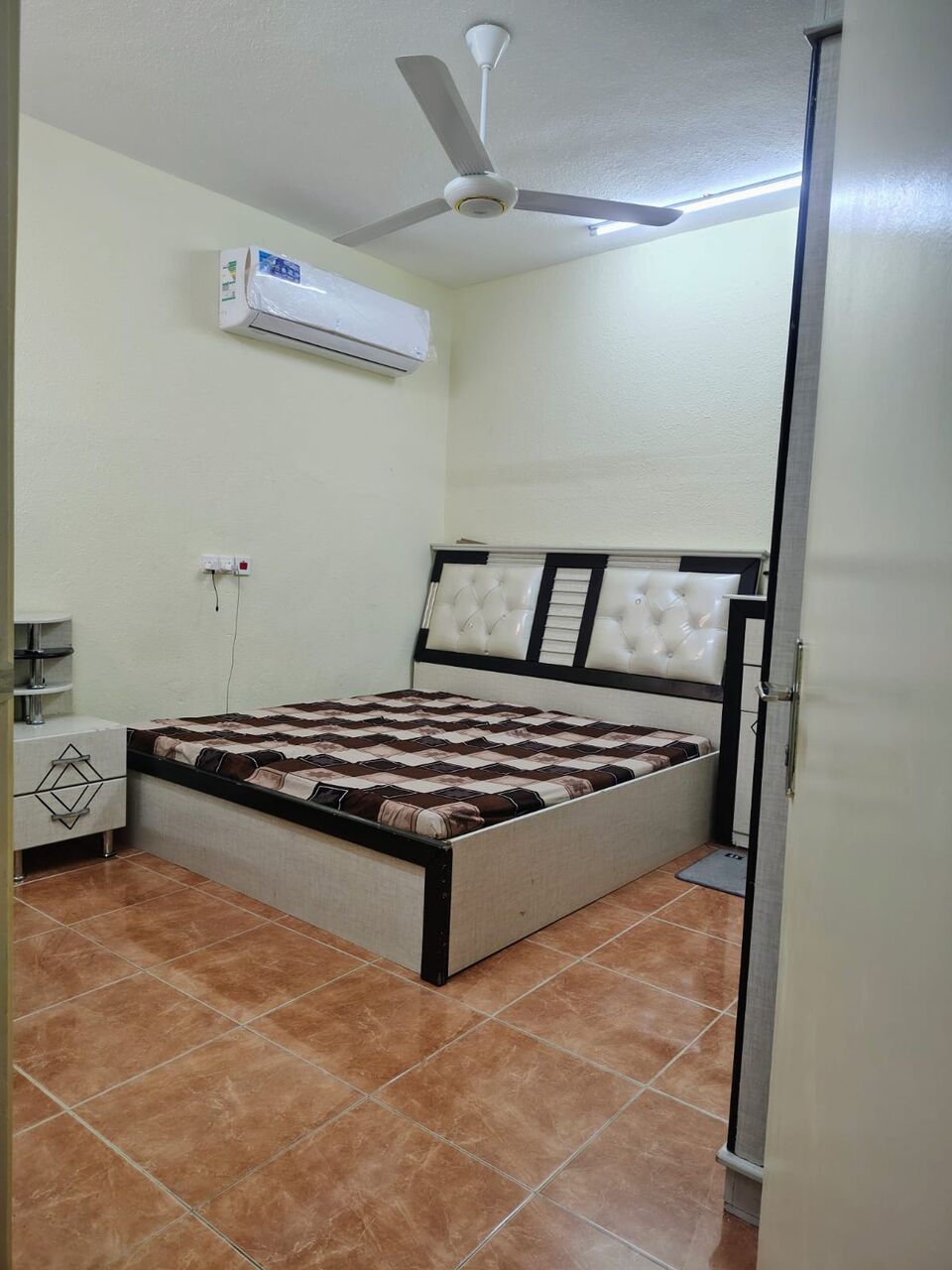 Al Batha, Housing Exchanges, SAR 1350/month,  Fully Furnished Room Available For Rent With Seprate Washroom ( Al Batha- Isara Rail )