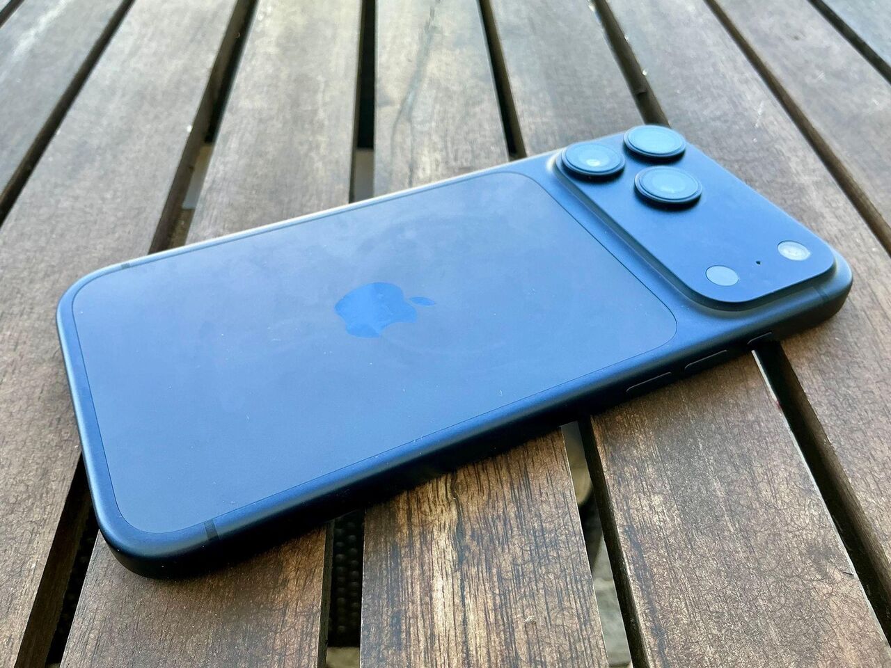 Jeddah, Mobile Phones, SAR 4150,  IPhone 17 Pro Max 256GB, Deep Blue Beast 92% Battery, Scratchless Condition. Box + 2 Pre
