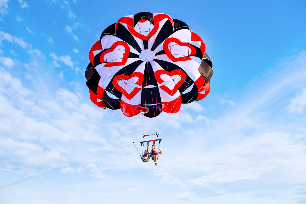 Dubai, Travel, Looking For A Romantic Experience In Dubai? Try Parasailing Together