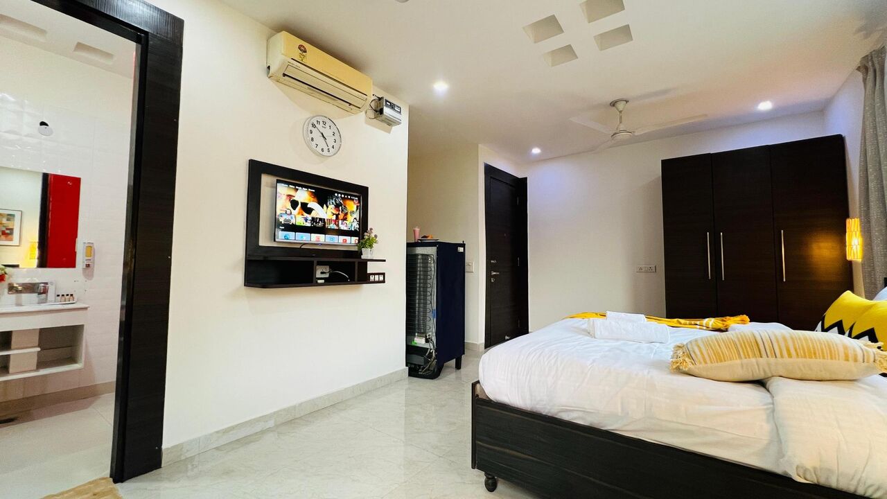 Gurgaon, Apartments, Flats, Houses & Villas, INR 3000/day,  Furnished,  Studio,  300 Sq. Feet,  Studio Apartment DLF Phase 3