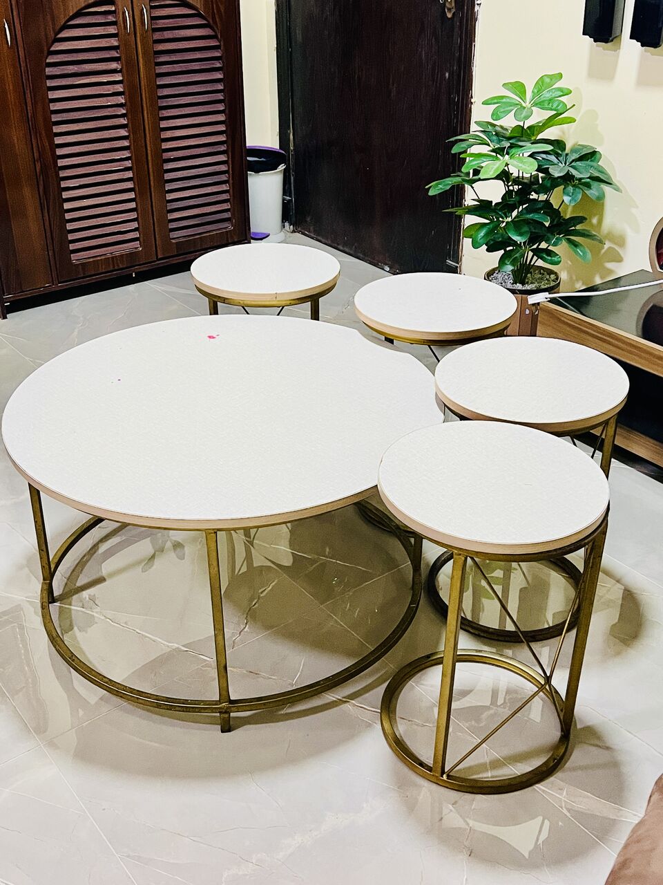 Dammam, Household Items, SAR 150,  1 Large Tea Table With 4 Matching Nesting/ Side Tables For Sale &ndash; Very Good Condition