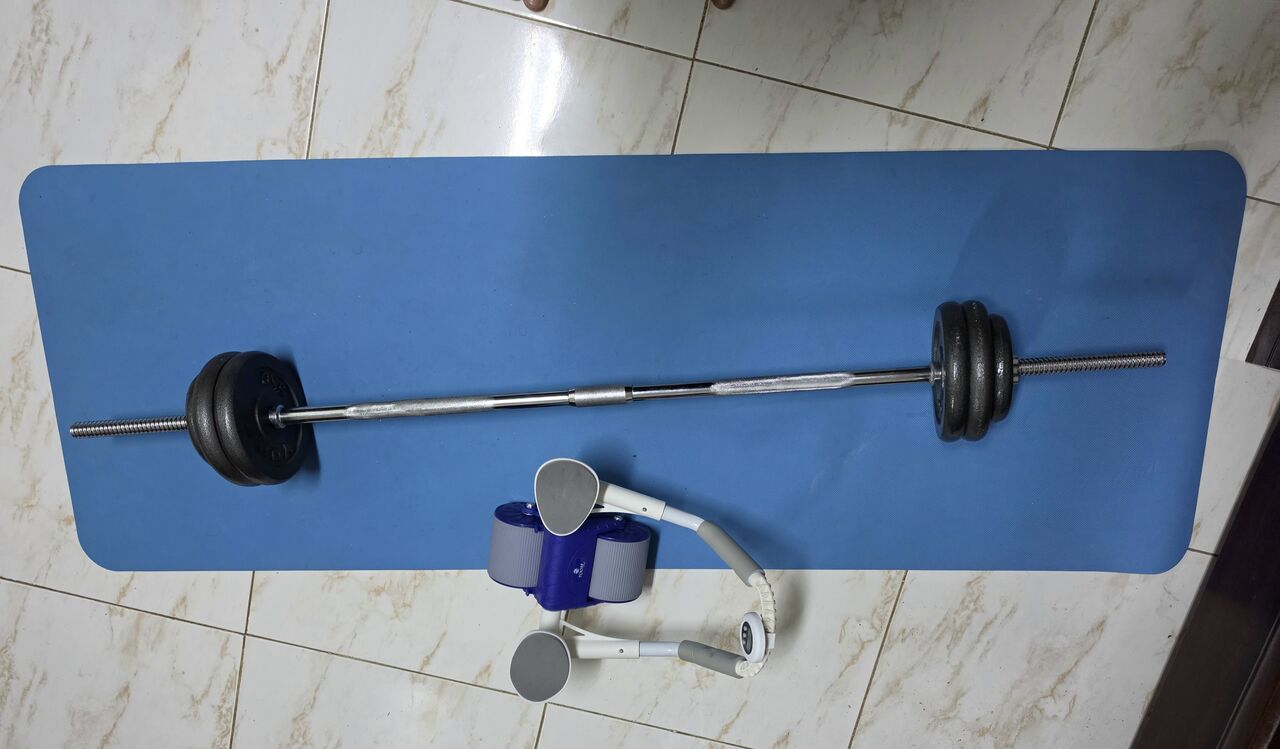 Jubail, Sporting Goods, SAR 200,  Urgent Sale; 33.5 Kg Weight, Barbell, Yoga Mat