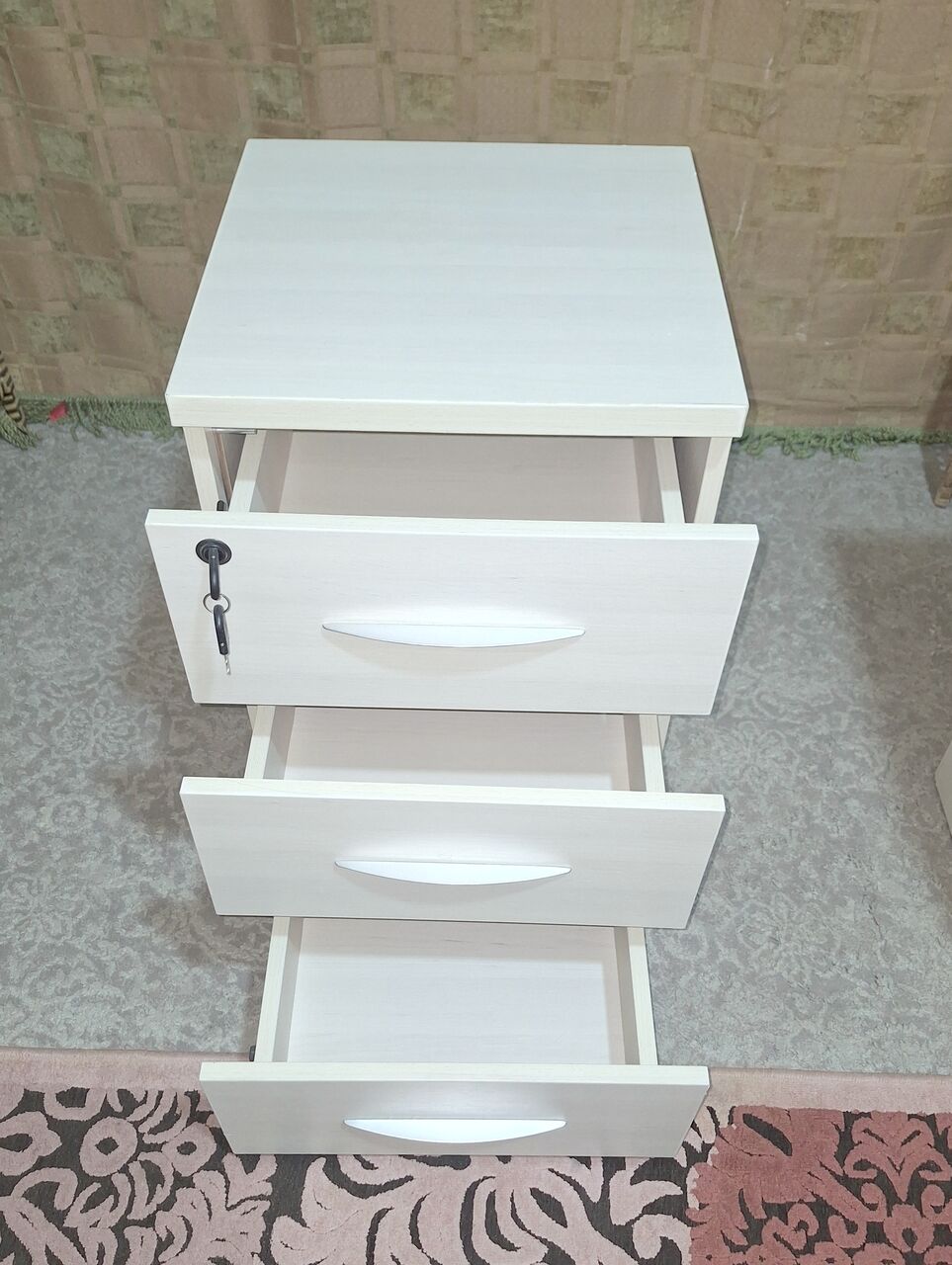 Riyadh, Furniture, SAR 185,  Table Desk And Drawer Unit.